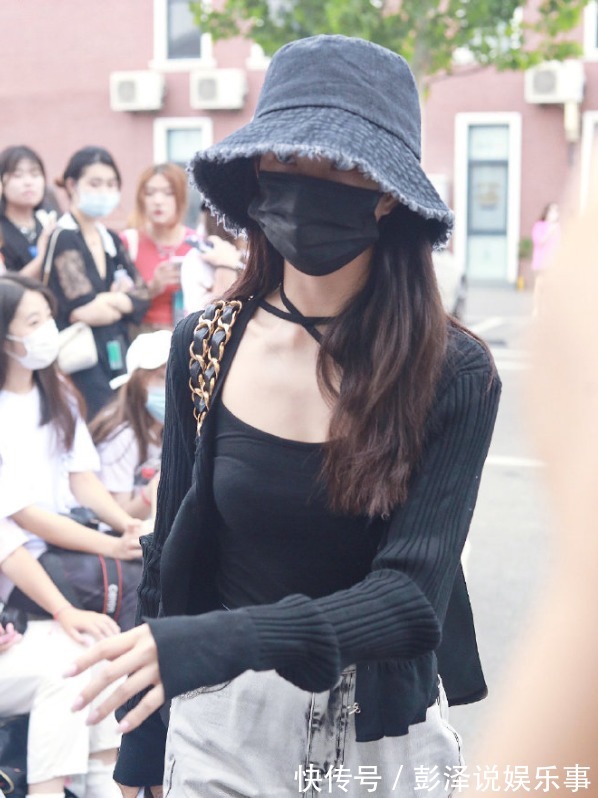 小开衫 现在正是穿小开衫的季节!遮肉又显瘦,搭配裙子太美了