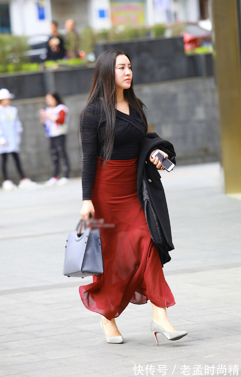 优雅|优雅大气的红黑搭配,黑色针织衫配红色半身裙,成熟美丽又大方