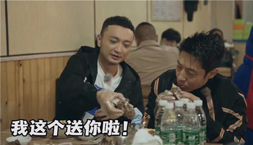 芳心纵火犯成干饭王者！撒贝宁干饭太积极，小尼拦饭操碎心