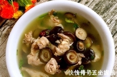 大厨炖鸡汤，从不放2种料，很多人不懂，难怪鸡肉不嫩还很腥！