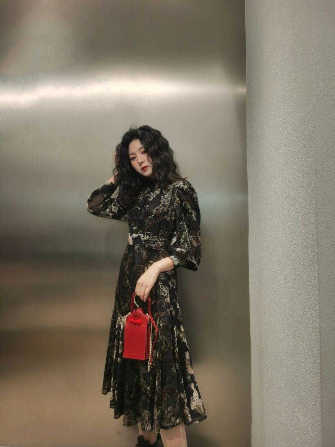 鎏金 今年流行“烫金元素”,个性时髦又有气场,普通人也能穿出高级感