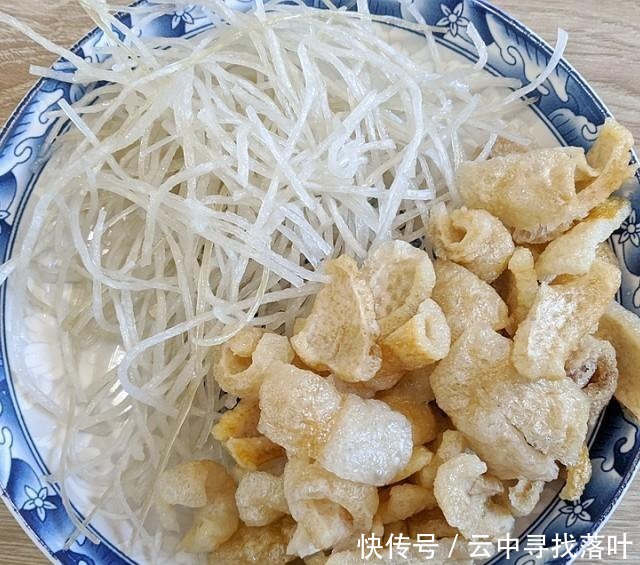 黄豆芽猪皮炖粉条，猪皮软糯、豆芽清香、粉条滑爽