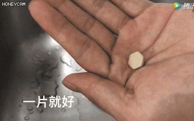 分钟|下水道堵了,她随手丢进两块药片,不到1分钟就疏通了