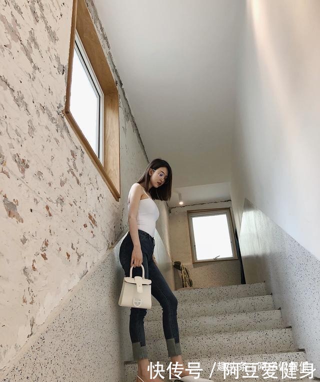 穿上牛仔裤给人温暖时尚的感觉，显得年轻青春范十足