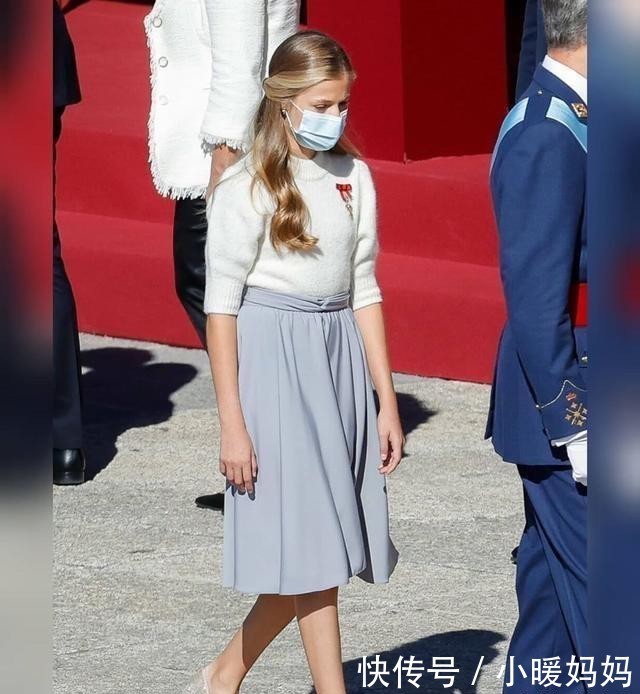 姐妹花|这朵西班牙姐妹花很少见,劳拉的蓝色连衣裙和她姐姐一样高