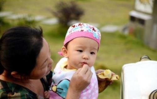 假带娃|有一种拖累叫“老人假带娃”,看起来很辛苦其实全凭嘴,太坑娃