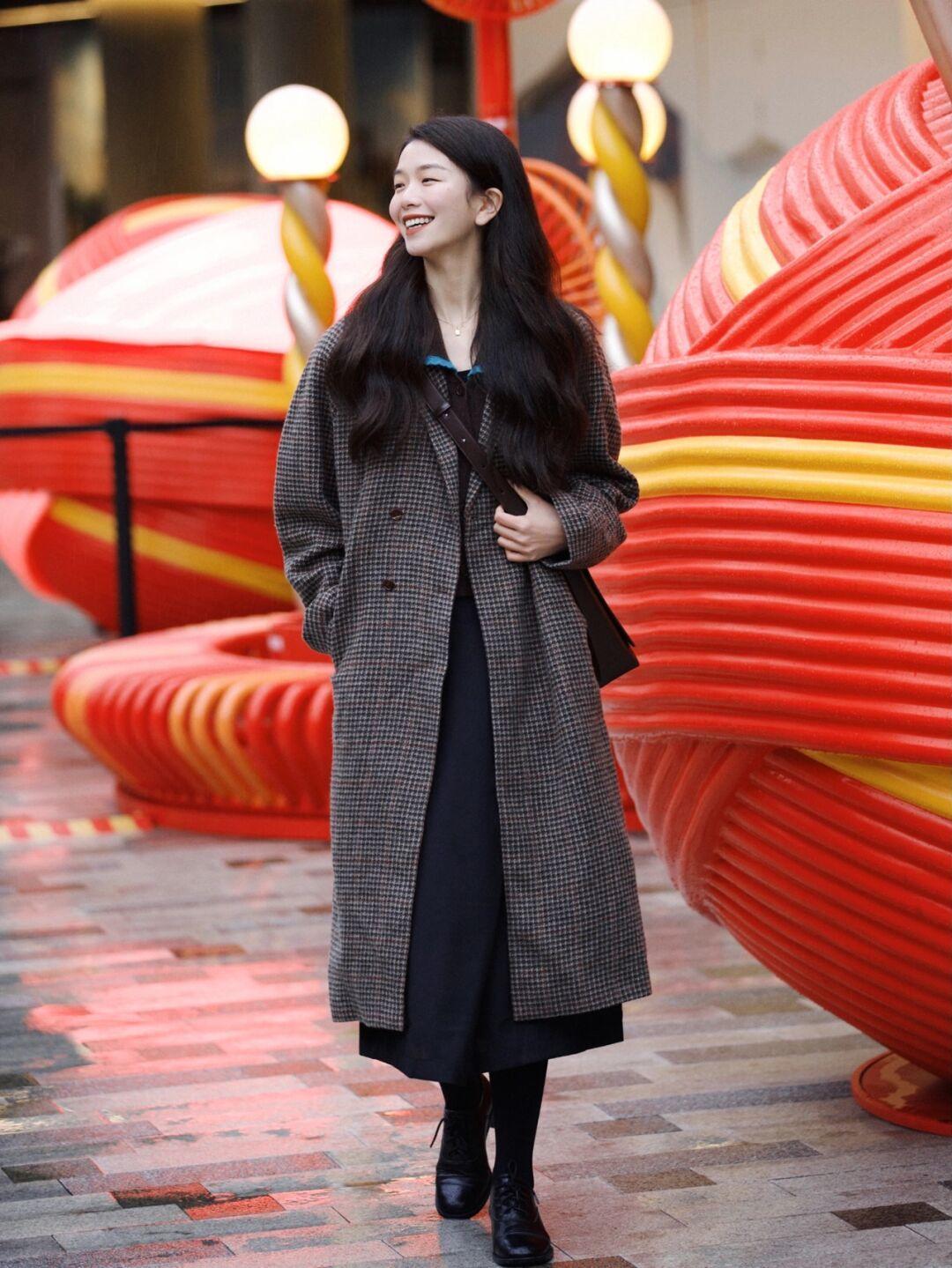 黄黑皮 气质女人穿衣要讲究,看看这些简约高级的“大衣”穿搭,保暖时髦