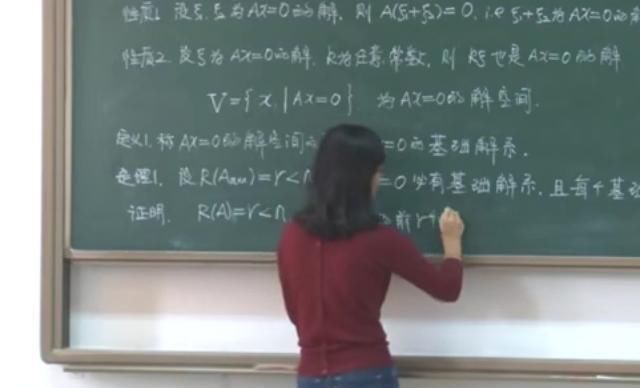 没曾想这位美女大学教师的课堂板书如此惊艳，字迹堪比“印刷体”