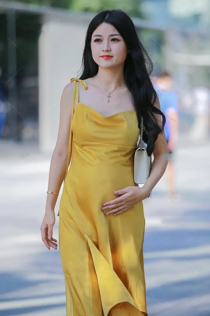 颜色|连衣裙穿上很显气质,黄色连衣裙显得皮肤白到发光