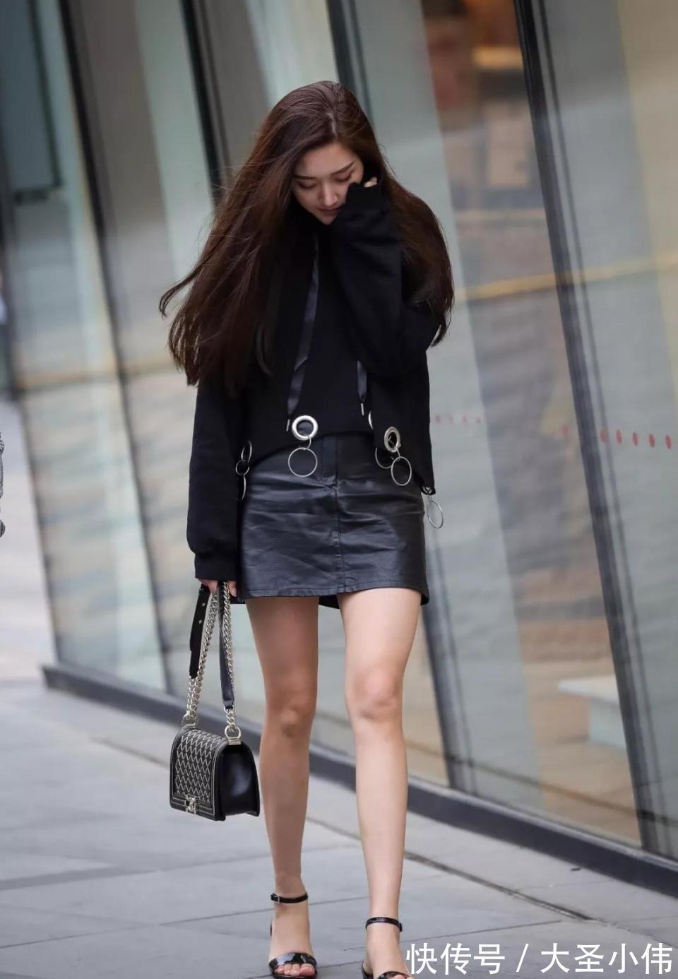 美女|美女街拍：蹦蹦跳跳的活泼美女，显的那么轻盈，好想天边飘来的一朵红云