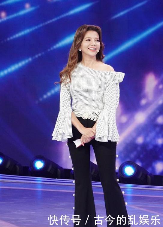 中年|朱迅只是换了个发型,就减龄了10多岁,47岁穿印花长裙美美的