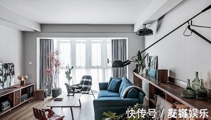 沙发|把沙发往前挪10厘米放个置物架进去,省钱实用又不占地,太聪明了