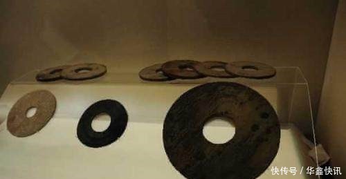 皇宫中发现一枚古铜钱,上面刻着4个字,皇帝一看又怕又恨