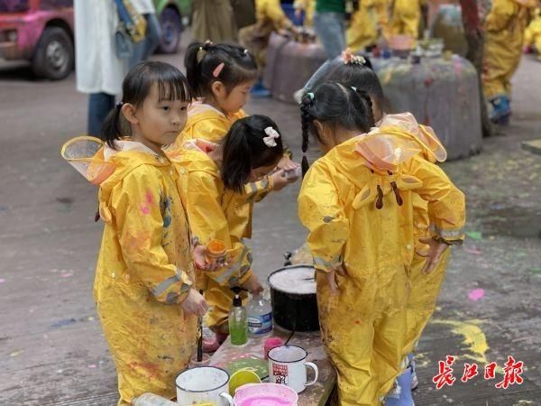 游戏|玩水玩泥巴、墙上随意涂“安吉游戏”进入武昌幼儿园，让孩子们“忘我”游戏
