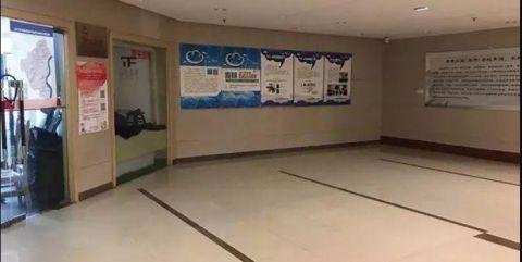 广场舞|大妈集体去图书馆跳广场舞,自称图书馆空间大还有空调!