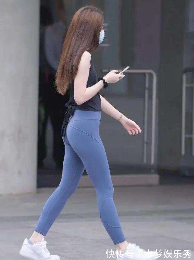 美女 “漏斗形”身材的打底裤美女，才能契合自身气质，懒散随意