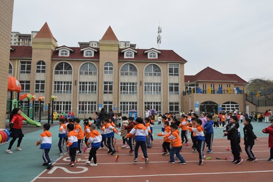 河间教育：因爱携手，共育花开，幼儿园里快乐多