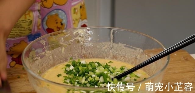 小董|面粉别只炸油条了，教你懒人做法，比油条简单，出锅连吃10个