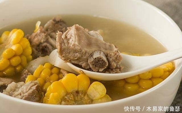 排骨焯水后发硬有腥味看了厨师的方法才明白,是用错了水