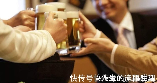 脸色发黑$爱喝酒之人,若酒后第二天出现3个表现,可能是肝脏提醒该戒酒了