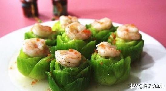 星爷真会享受,一起床就跳进泳池里,美女在旁边帮洗漱