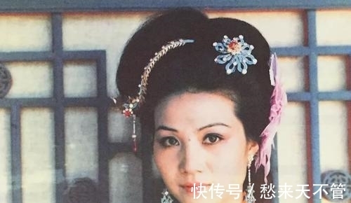 王夫人!红楼梦中养育了探春和贾环的赵姨娘,为何在贾府生活得那么委屈?