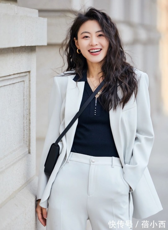 亮色系 “西装”别再搭配牛仔裤了,今年流行“成套穿”,简单大气有气场