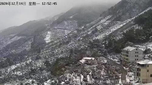 白雁坑村今冬的第一场雪！还有人在雪中唱戏~