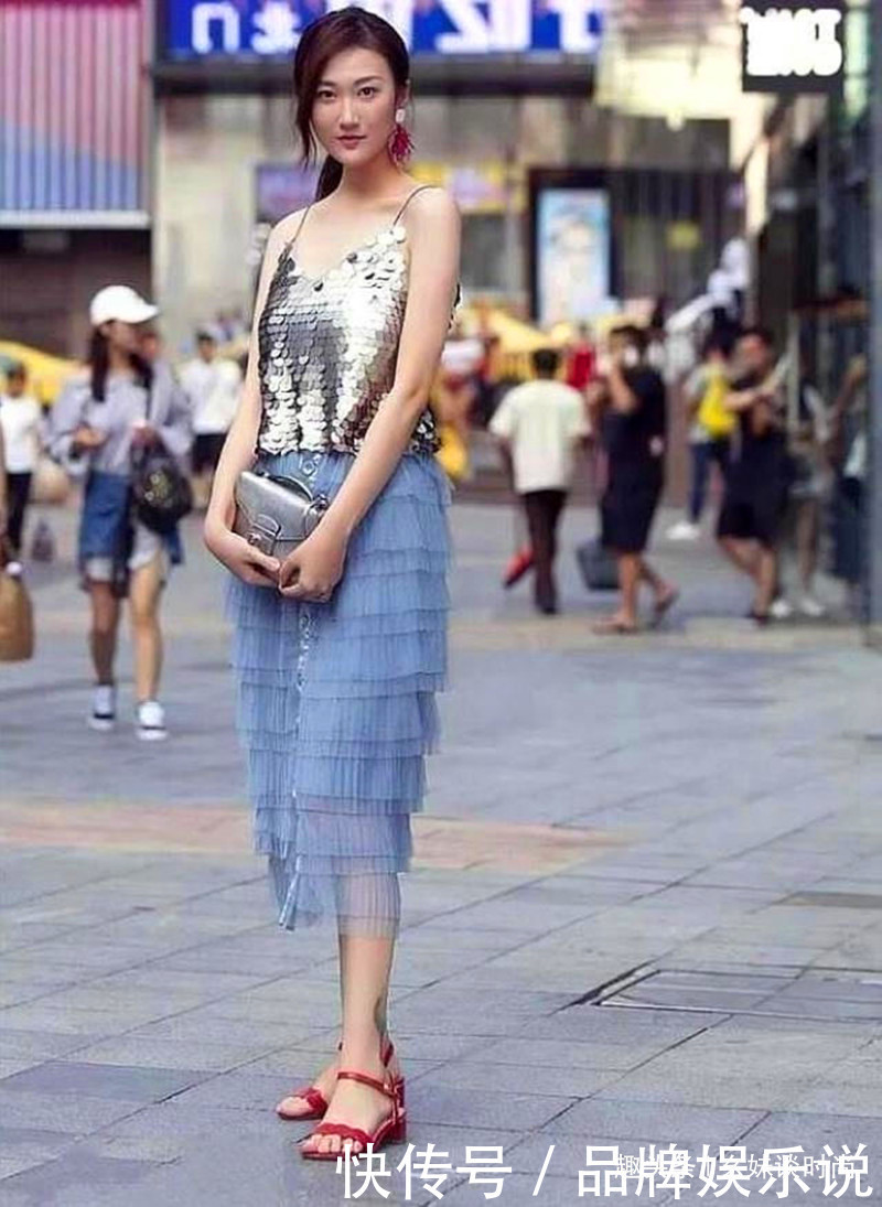 路人街拍，银色吊带衫搭配蓝色长裙，小姐姐时尚又个性