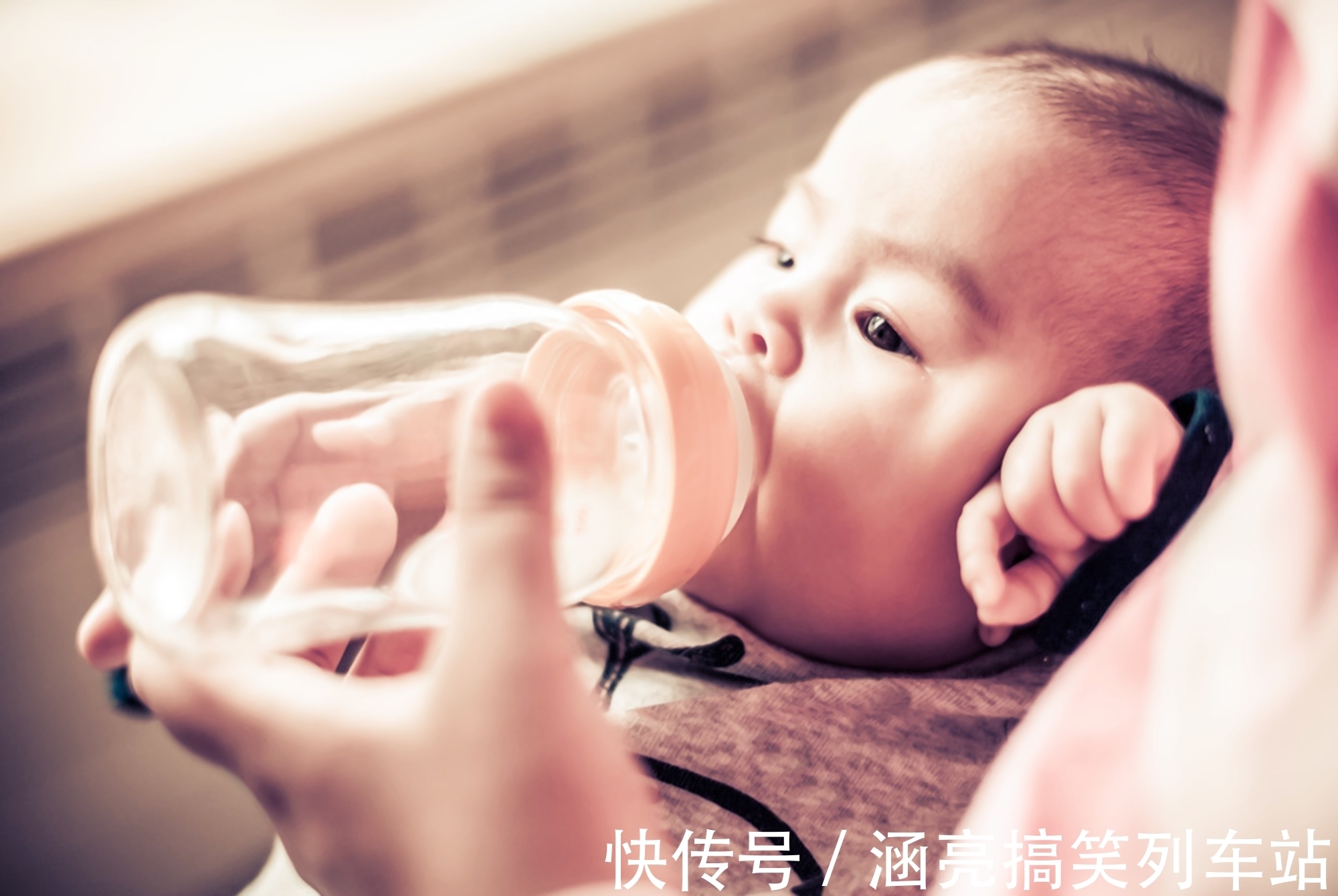 补充水分|宝宝身体缺水后的这4种表现,暗示宝妈该抓紧补水,错过害娃不浅