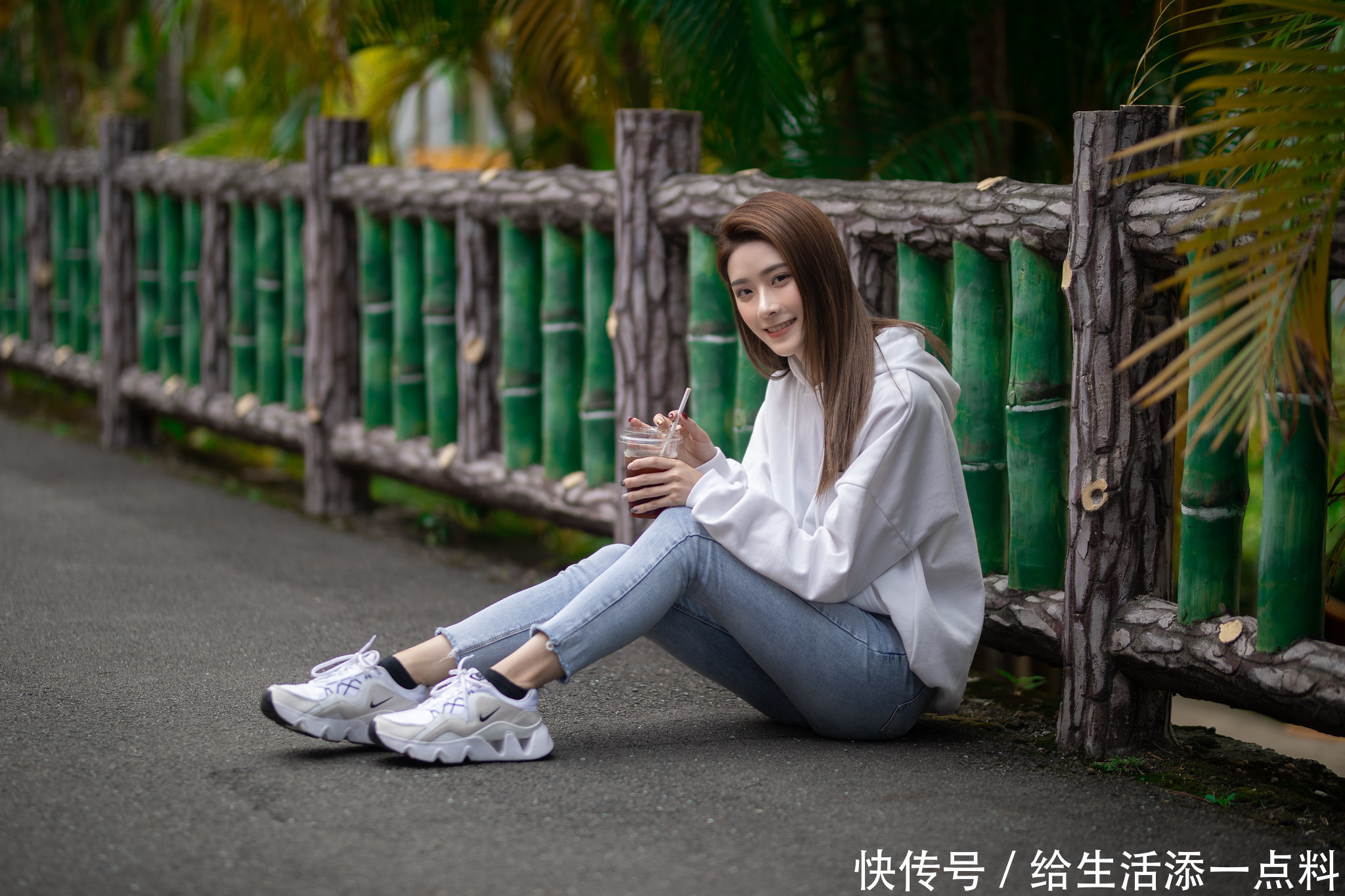 街拍:美女牛仔裤+卫衣时尚又减龄,好气质自带高级感