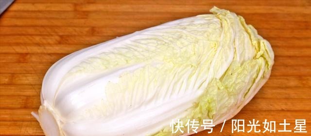 白菜我家很少炒着吃，开水一烫，筷子一搅，比肉还香，开胃又下饭！