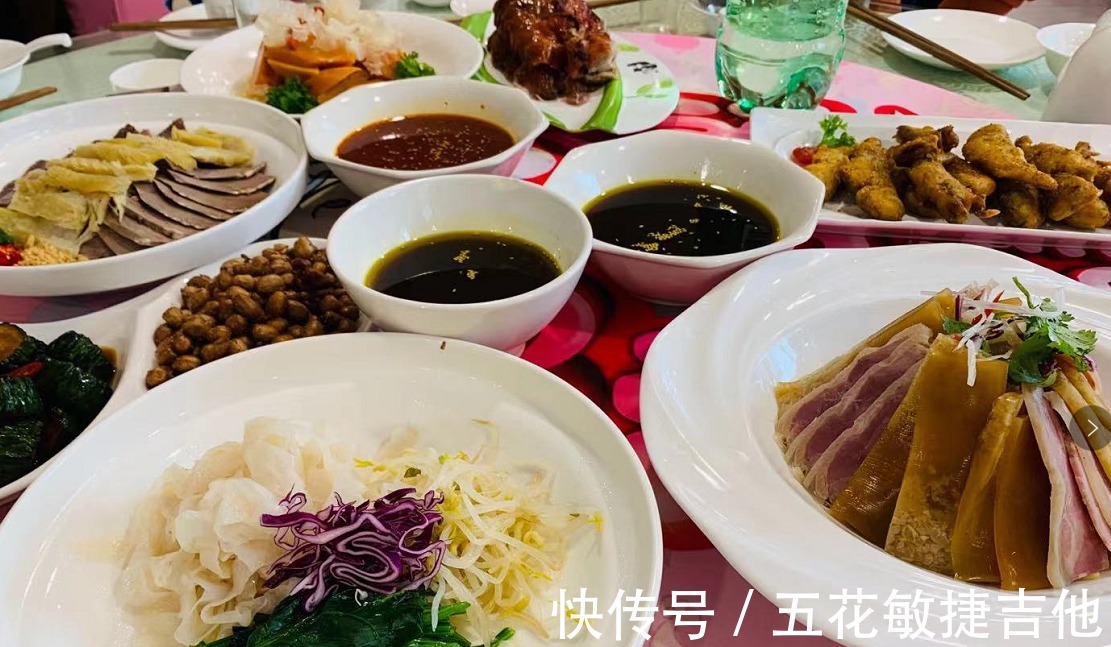 朋友办满月酒,总共花12800多元,晒到朋友圈,大家说菜很实惠!