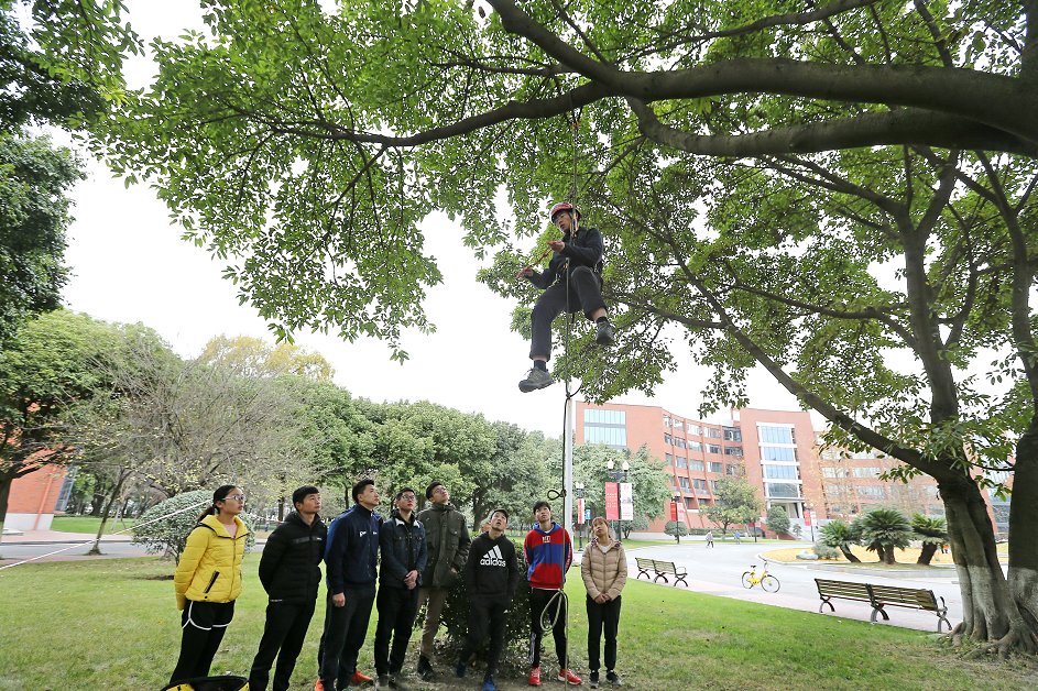 上可爬树、攀岩，亦可教皮划艇、桨板，这位宝藏体育老师火了！|“封茂”老师 | 老师