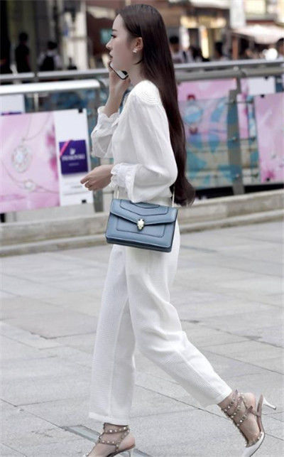 靓丽|街拍肤白貌美的小姐姐,身穿印花吊带连衣裙,时尚靓丽有活力