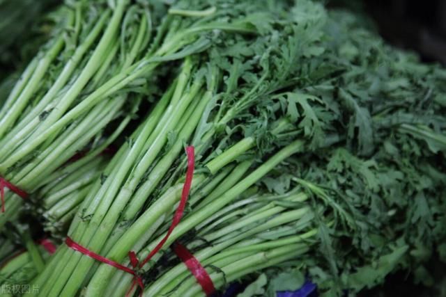 辣椒|夏天，遇到“皇帝菜”别手软，加辣椒简单一炒，清脆又新鲜