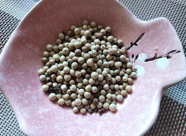 同样是胡椒,选黑胡椒还是白胡椒老厨师教你一招,知道不再瞎买