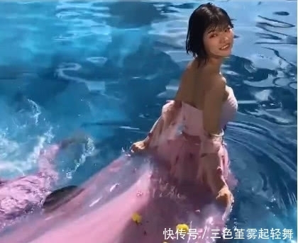 游过来|奇闻:新娘在泳池拍照,一个男人却悄悄游过来,成片拍出惊艳画面