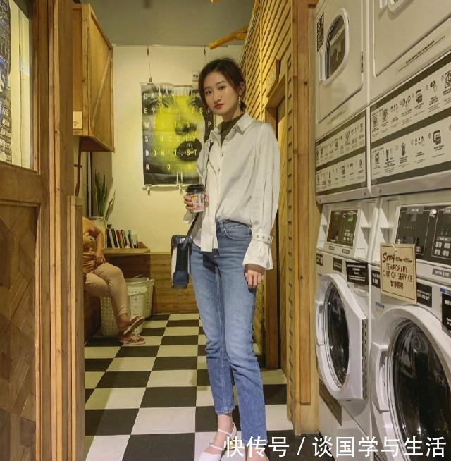 利落 初秋火了一种穿法叫“衬衫+九分裤”，不仅显瘦显高，还利落高级！