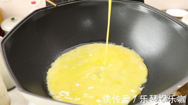 食用油|这个素锅贴我家一周吃三次,口感鲜香又酥脆,调好面糊才是关键