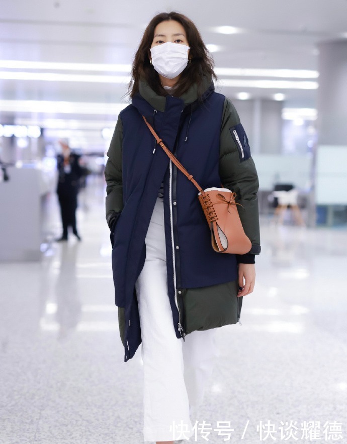 衣服|刘雯机场私服穿搭,衣服超级百搭,黄袜子惹眼