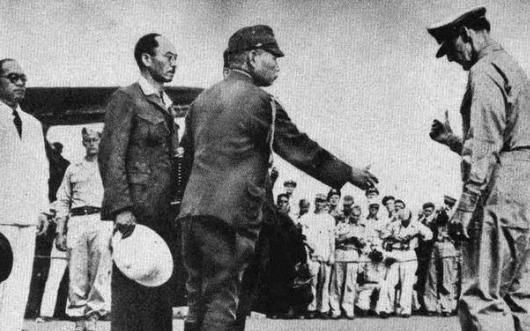 原子弹|原子弹爆炸后，这张背弟弟去火葬场的照片火了，这到底是谁之过？