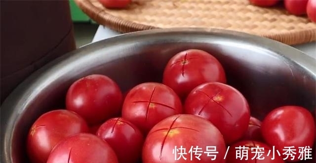 腌西红柿的季节到了，一次20斤腌制起来，做法简单，吃一年不会坏