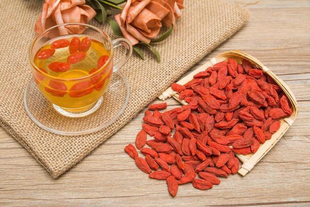 每晚睡前嚼5粒枸杞,坚持半月,3大好处“会找上你”,早吃早好