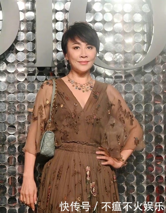 没那味了,清纯奶茶妹章泽天变身百万珠宝名媛