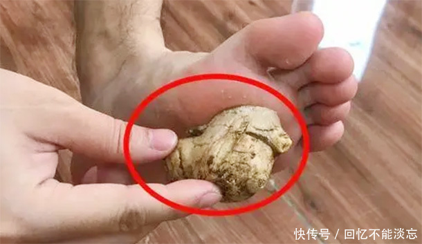 “醋泡姜,姜泡脚”养生效果好老中医睡前姜檫脚,小病全赶跑