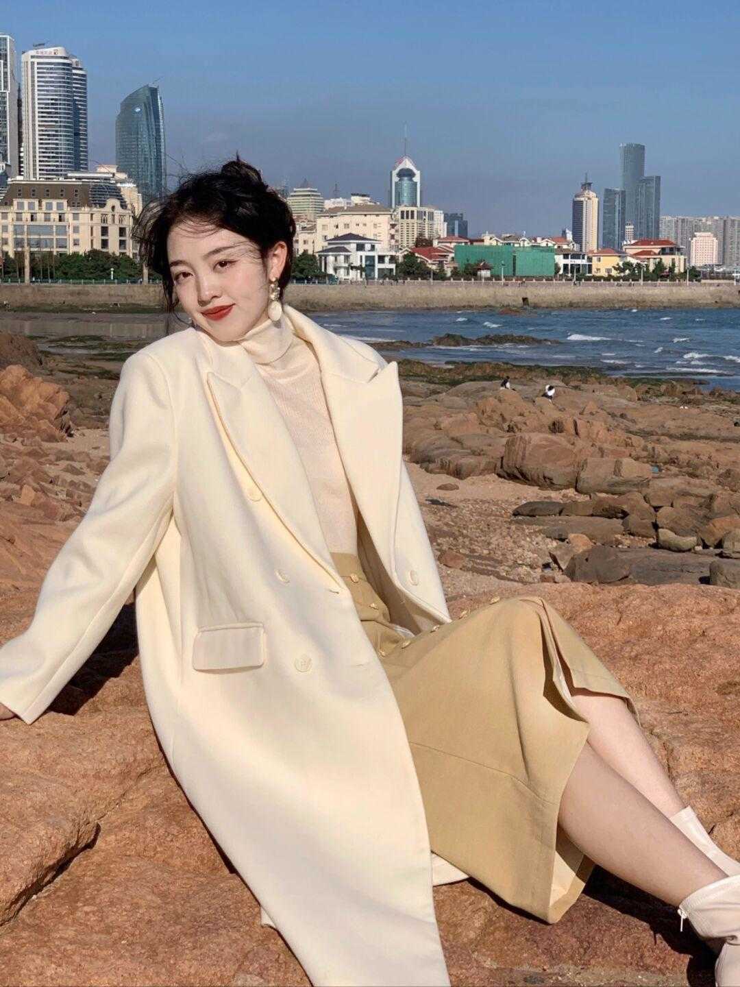 打底衫 冬季大衣不要只会穿黑色,这些浅色大衣温柔又显白,减龄优雅