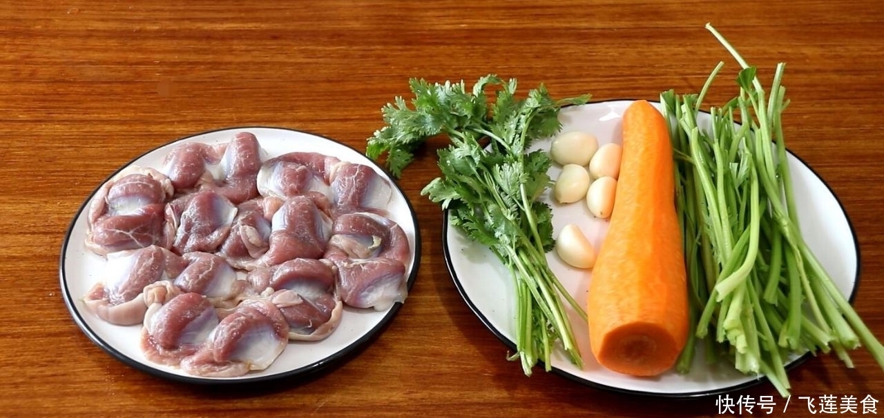 凉拌鸡胗别直接焯水，先卤后拌更入味，脆嫩爽口，下饭又下酒