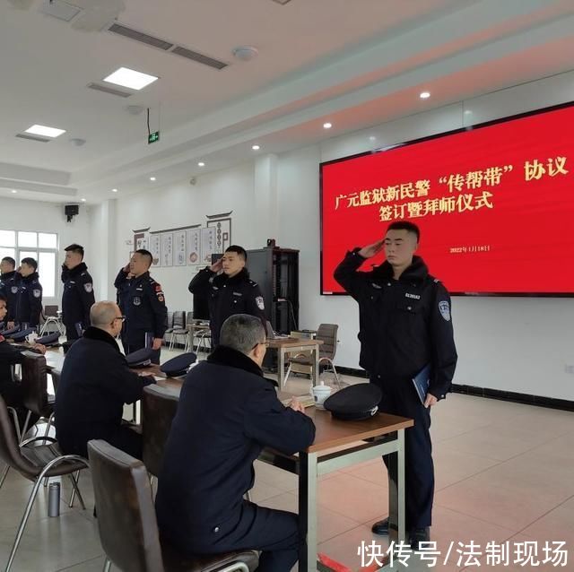 人民警察|在高昂的警歌声中，一场别开生面的拜师仪式开始