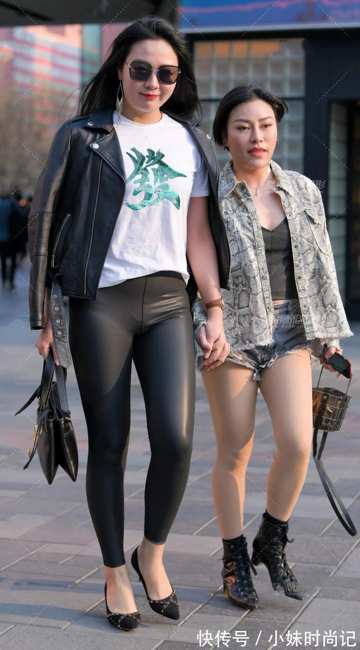 街拍:黑色皮衣搭配修身黑色皮裤,透着一股英姿飒爽的气息